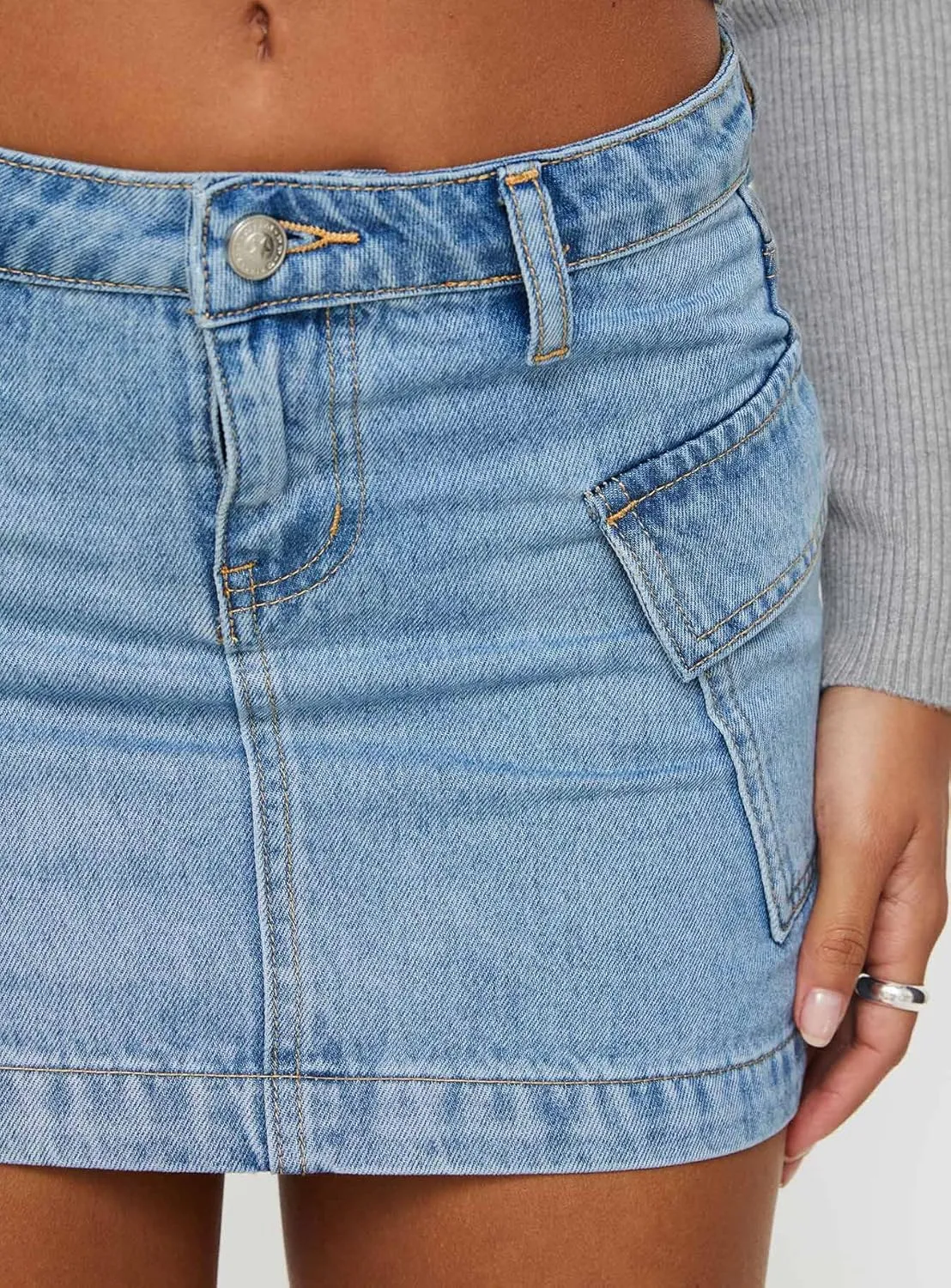 Women Denim Cargo Skirt with Pockets Y2k Low Waisted Mini Skirts Mid Rise Short Jean Skirt Streetwear